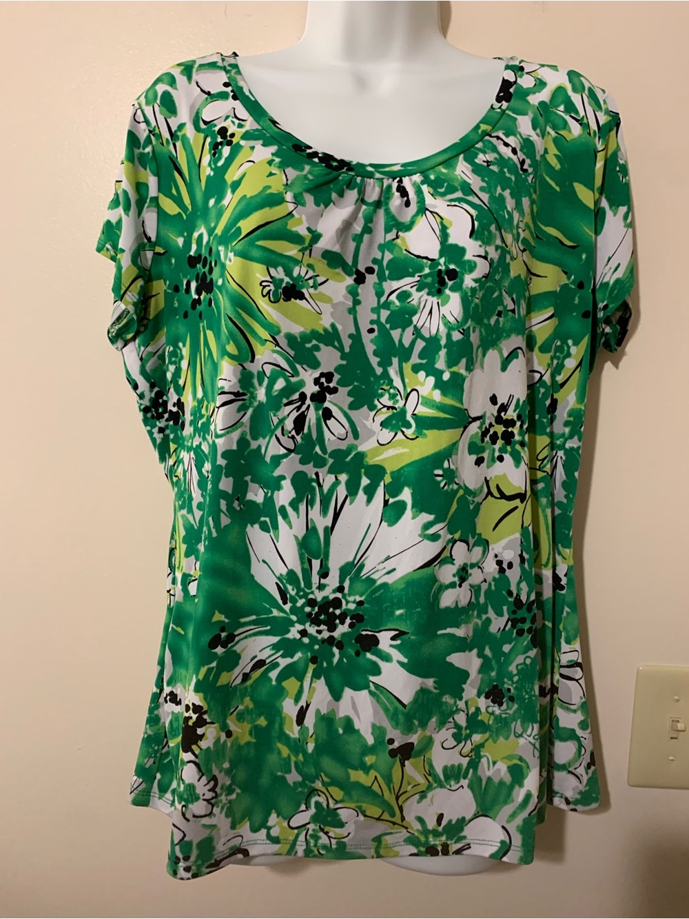 Worthington Green White Floral Scoop Neck Tee